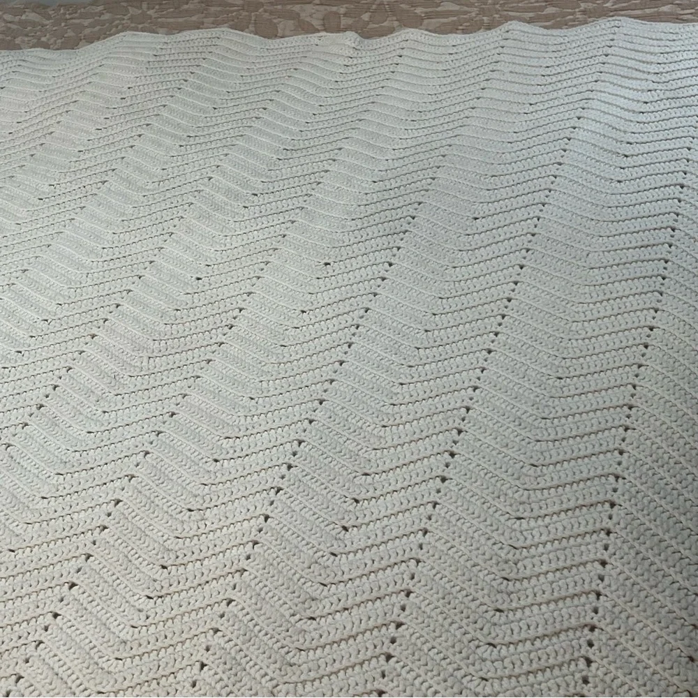 Hand Crocheted Ivory Chevron Pattern Afghan.‎